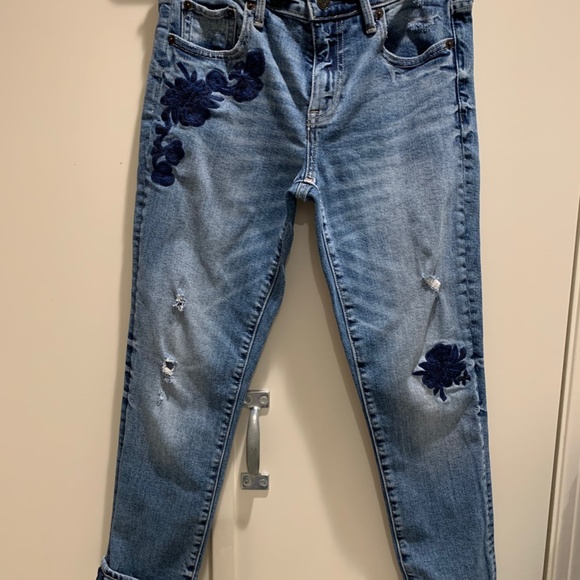 Gap  mid rise distress jeans girlfriend style. embroidered flowers - Picture 6 of 10
